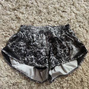 Lulu Lemon Hotty Hot Low-Rise Lined Short 2.5"